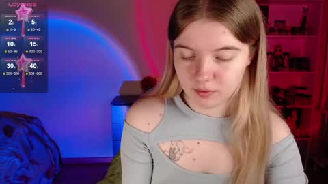 Snapshot of strawberry_juli chatting on 05-21-26, 04:19 Juli online show from 05-21-26, 04:19