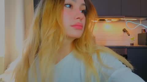 Snapshot of strawberrypie99 chatting on 05-06-26, 09:47 Tati and Lola online show from 05-06-26, 09:47