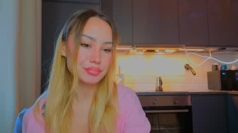 Snapshot of strawberrypie99 chatting on 05-08-26, 05:13 Tati and Lola online show from 05-08-26, 05:13