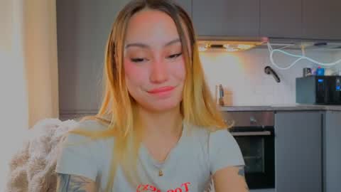 Snapshot of strawberrypie99 chatting on 05-09-26, 12:32 Tati and Lola online show from 05-09-26, 12:32