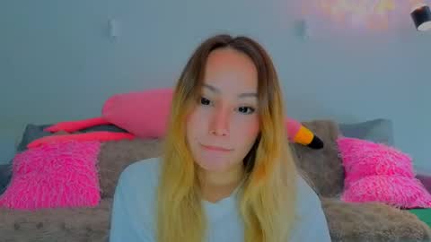 Snapshot of strawberrypie99 chatting on 05-14-26, 11:50 Tati and Lola online show from 05-14-26, 11:50