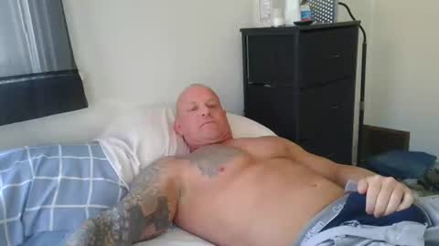 Snapshot of strongandhard073 chatting on 06-12-26, 01:43 StrongAndHard online show from 06-12-26, 01:43