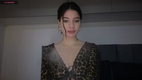 Snapshot of stuirt chatting on 06-17-26, 11:38 Sofa online show from 06-17-26, 11:38