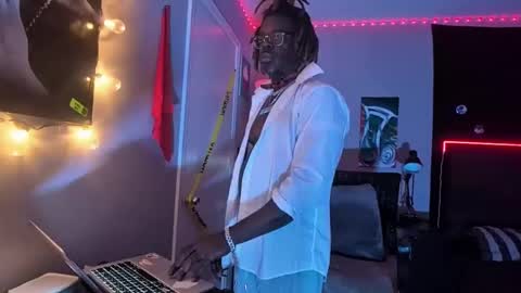 Snapshot of suavechocolatecity chatting on 11-16-25, 08:31 Hot Chocolate online show from 11-16-25, 08:31