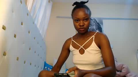 Snapshot of sugarlips_05 chatting on 06-15-26, 01:35 sugar online show from 06-15-26, 01:35
