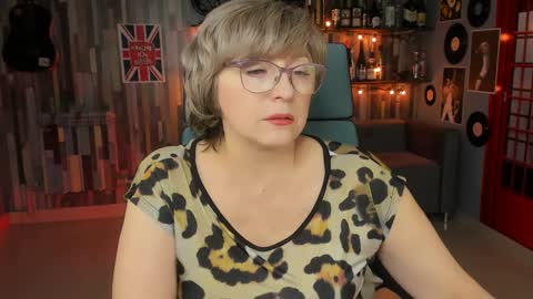 Vivien online show from 01-26-25, 01:15