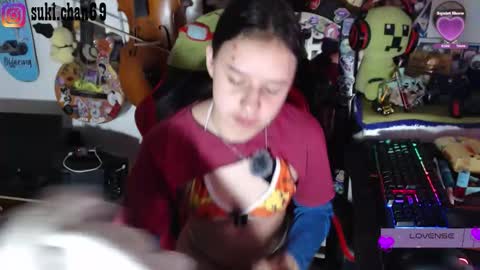 Snapshot of sukichan_ chatting on 11-06-25, 06:53 Sukylee online show from 11-06-25, 06:53