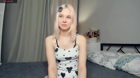 Snapshot of summer_lilac chatting on 01-16-26, 07:51 Nelly online show from 01-16-26, 07:51