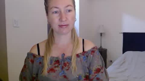 Snapshot of sunbrilliant chatting on 05-22-26, 11:38 sunbrilliant online show from 05-22-26, 11:38