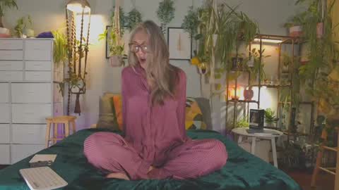 Hi Im Sunnie - Next show Friday August 1 online show from 01-06-26, 04:49