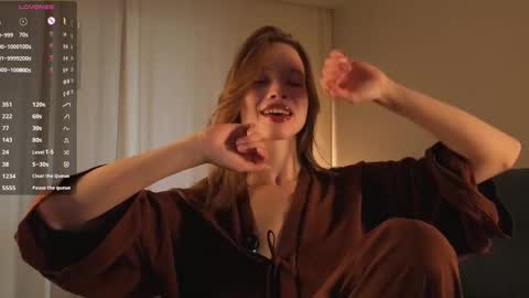 Snapshot of sunnivagaillard chatting on 09-12-25, 01:06 Kiki online show from 09-12-25, 01:06