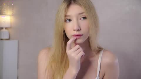 Snapshot of sunnmoonn chatting on 05-24-26, 02:44 Lily online show from 05-24-26, 02:44