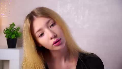 Snapshot of sunnmoonn chatting on 06-27-26, 02:55 Lily online show from 06-27-26, 02:55