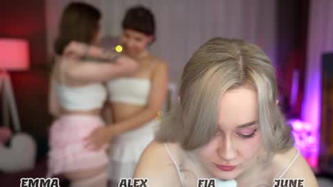 Snapshot of sunnyfia chatting on 09-20-25, 03:29 Fia - TG - Mia - Alice - online show from 09-20-25, 03:29
