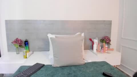 sunnywhitee online show from 10-18-25, 07:47