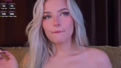 Snapshot of sunshinegirlx chatting on 11-15-25, 04:21 Alice online show from 11-15-25, 04:21