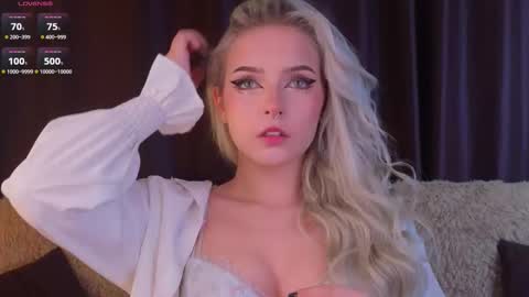 Snapshot of sunshinegirlx chatting on 11-17-25, 05:46 Alice online show from 11-17-25, 05:46