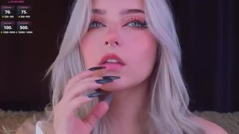 Snapshot of sunshinegirlx chatting on 11-23-25, 04:12 Alice online show from 11-23-25, 04:12