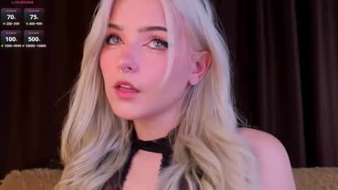 Snapshot of sunshinegirlx chatting on 12-03-25, 04:31 Alice online show from 12-03-25, 04:31