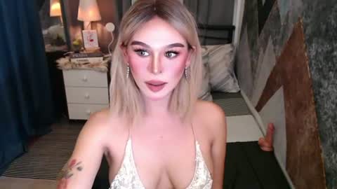 Snapshot of superh0tangelxx chatting on 06-11-26, 02:53 CARMINA online show from 06-11-26, 02:53