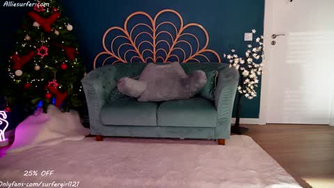 Snapshot of surfergirl121 chatting on 12-21-24, 04:14 Allie online show from 12-21-24, 04:14