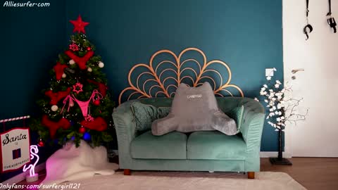 Snapshot of surfergirl121 chatting on 12-29-24, 02:42 Allie online show from 12-29-24, 02:42