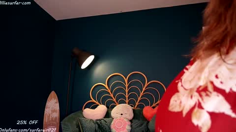 Snapshot of surfergirl121 chatting on 02-14-25, 09:43 Allie online show from 02-14-25, 09:43