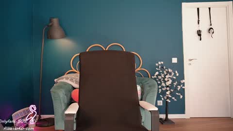 Snapshot of surfergirl121 chatting on 09-22-25, 04:20 Allie online show from 09-22-25, 04:20