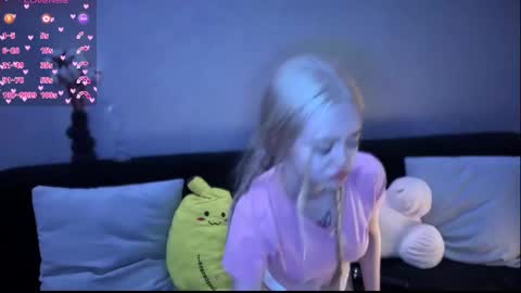 Snapshot of susieevans chatting on 02-25-25, 03:05 Sue online show from 02-25-25, 03:05