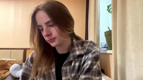 Snapshot of suzannetigerino chatting on 04-20-26, 07:33 Emila online show from 04-20-26, 07:33