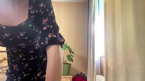 Snapshot of suzannetigerino chatting on 05-05-26, 12:35 Emila online show from 05-05-26, 12:35
