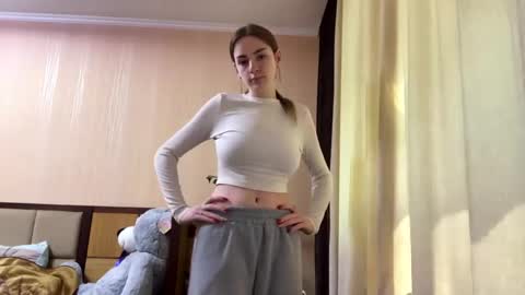 Snapshot of suzannetigerino chatting on 05-16-26, 10:36 Emila online show from 05-16-26, 10:36