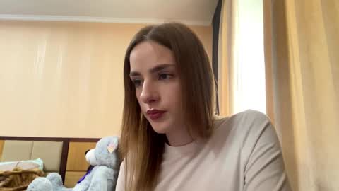Snapshot of suzannetigerino chatting on 05-20-26, 12:44 Emila online show from 05-20-26, 12:44