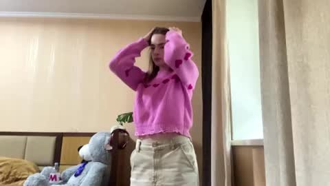 Snapshot of suzannetigerino chatting on 05-27-26, 01:30 Emila online show from 05-27-26, 01:30