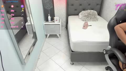 Snapshot of suzetmonaco chatting on 05-28-26, 07:33 S U Z E T online show from 05-28-26, 07:33
