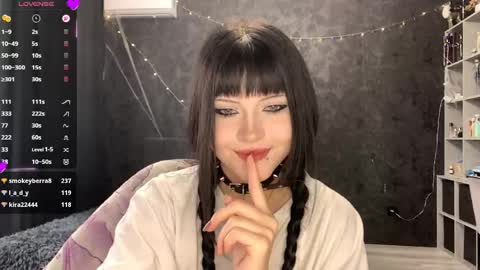 EmilySuonn online show from 05-12-26, 06:32