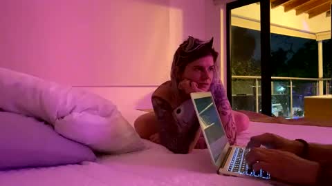 Snapshot of svenseries chatting on 02-18-25, 03:42 svenseries online show from 02-18-25, 03:42