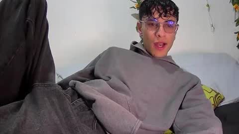 sweet_boy2224 online show from 01-10-26, 10:58