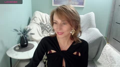 Snapshot of sweet_kitty5 chatting on 09-22-25, 06:15 Helen online show from 09-22-25, 06:15
