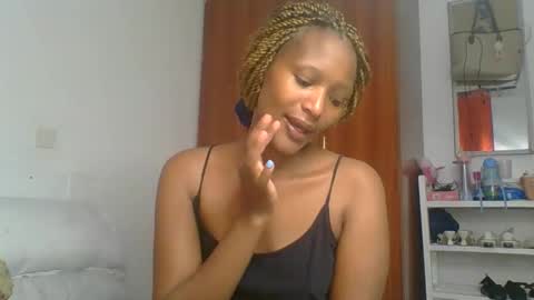 Snapshot of sweet_melod chatting on 05-05-26, 02:30 Linda online show from 05-05-26, 02:30