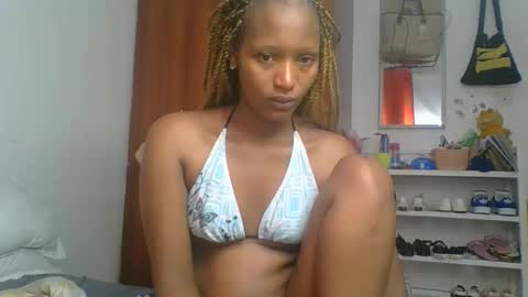 Snapshot of sweet_melod chatting on 05-06-26, 02:29 Linda online show from 05-06-26, 02:29