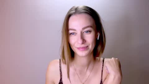 Mia online show from 03-08-25, 03:45