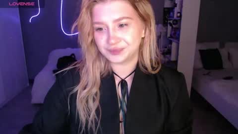 sweet_nicole_333 online show from 05-30-26, 06:49
