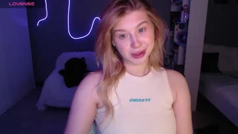 sweet_nicole_333 online show from 06-05-26, 10:21