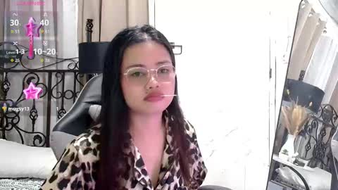 Snapshot of sweet_sirenxx chatting on 10-28-25, 01:09 Leah online show from 10-28-25, 01:09