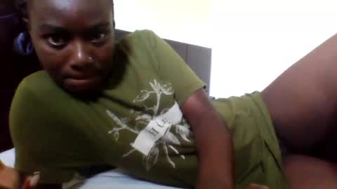 Snapshot of sweetgurl05 chatting on 06-19-26, 07:01 sweetgurl05 online show from 06-19-26, 07:01