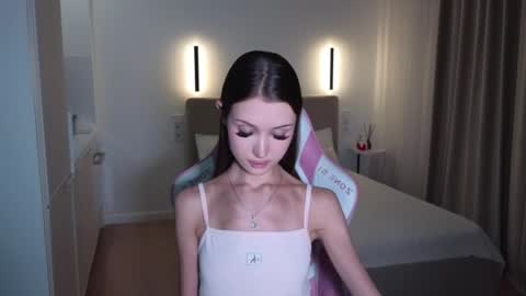Snapshot of sweetiebones chatting on 04-29-26, 03:38 bratty gf online show from 04-29-26, 03:38