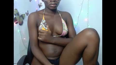Snapshot of sweetjuicyclit chatting on 06-14-26, 10:56 zuri online show from 06-14-26, 10:56