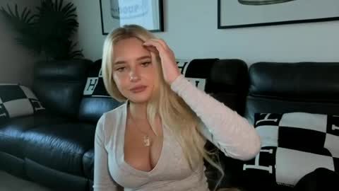 Snapshot of sweetlikedolly chatting on 06-23-26, 06:33 Dolly online show from 06-23-26, 06:33