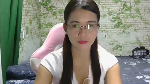 Snapshot of sweetmelyxx chatting on 03-03-26, 11:38 MELY online show from 03-03-26, 11:38